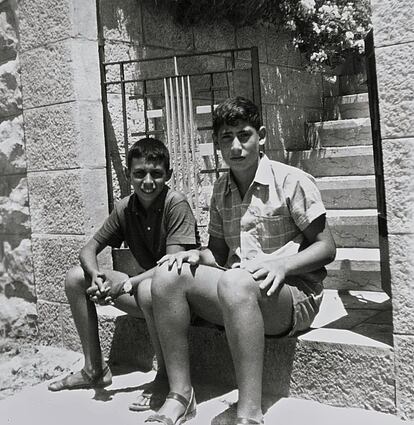 Fue el primer jefe de Gobierno nacido tras la creación del Estado de Israel y el más joven en ocupar el puesto. Se crio en Jerusalén (en la imagen, con un amigo no identificado en 1967), aunque pasó gran parte de su niñez y juventud en Estados Unidos, donde recibido formación académica.