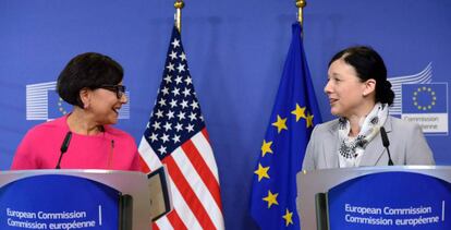 Penny Pritzker (izquierda) y Vera Jourov&aacute;, en Bruselas.