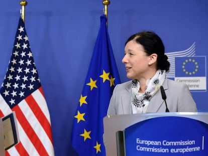 Penny Pritzker (izquierda) y Vera Jourov&aacute;, en Bruselas.