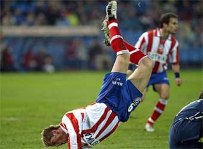 Torres cae tras una entrada de un jugador rival.