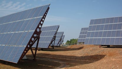 Imagen de archivo de paneles de energía solar.