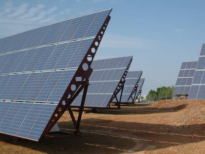 Imagen de archivo de paneles de energía solar.