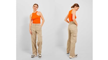 Pantalón cargo beige.