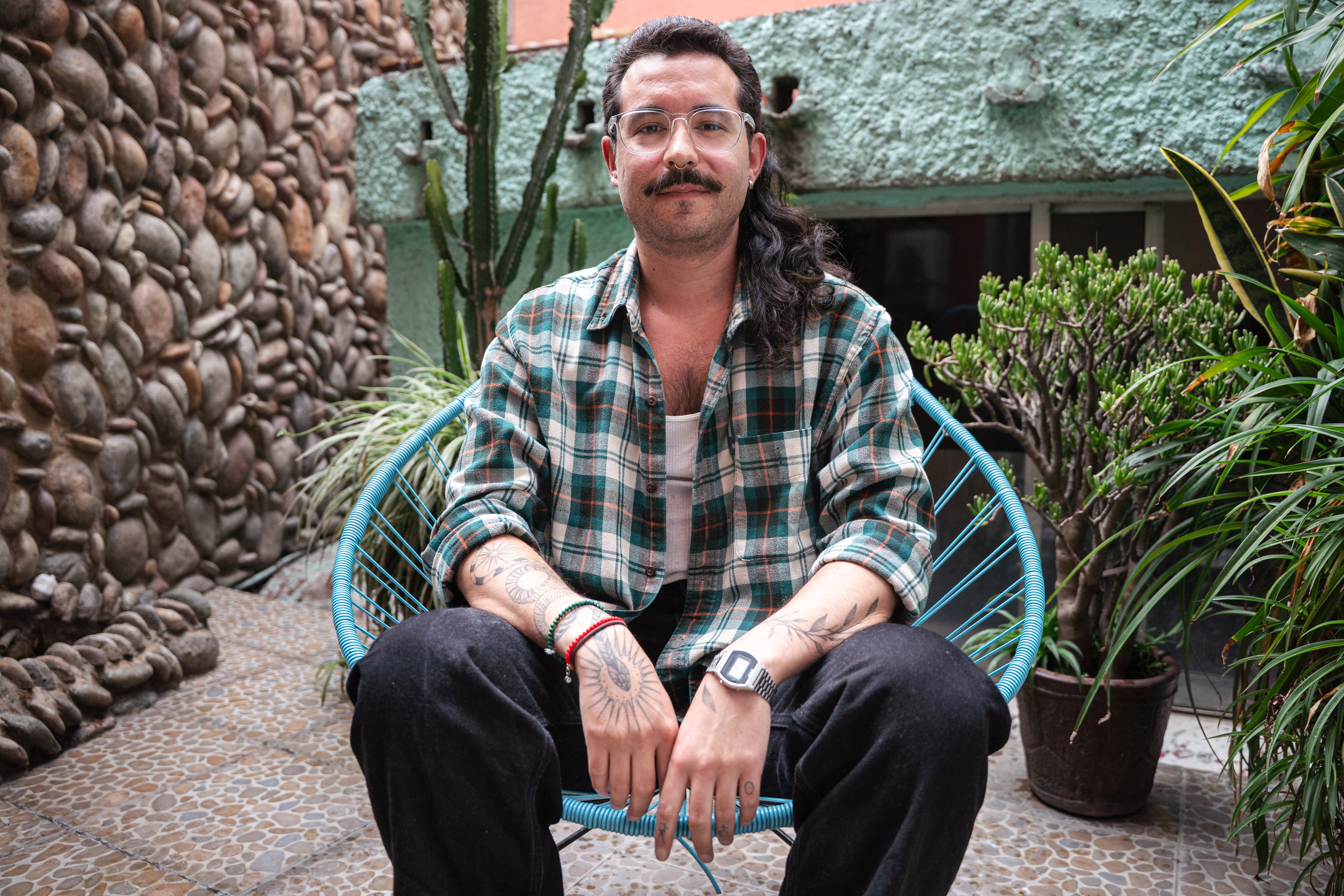 Atilio en el jardín de su casa, en Ciudad de México. 