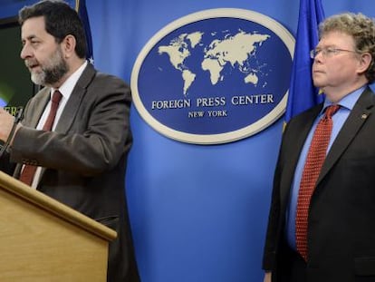 El jefe del equipo europeo que negocia el acuerdo transatlántico de libre comercio e inversiones (TTIP), Ignacio García Bercero (izda), y Dan Mullaney, jefe negociador de EE.UU., ofrecen una rueda de prensa tras el cierre de la novena ronda de negociaciones en Nueva York, EE.UU., el 24 de abril del 2015.