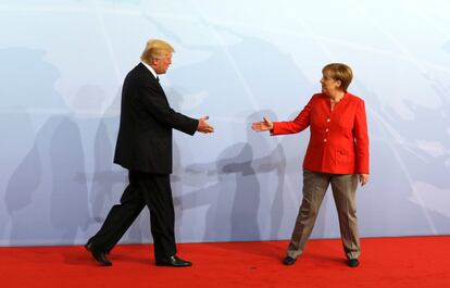 Trump cumprimenta Merkel. 