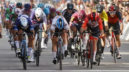 Fabio Jakobsen, en el centro, adelanta su bicicleta unos centímetros por delante de Gaviria, a la izquierda, y Aberasturi.