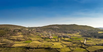 Barroso é uma paisagem natural do norte de Portugal, que integra parte do Parque Nacional da Peneda Gerês, onde os sistemas agrícolas existentes são altamente influenciados pelo tipo de solo e condições climáticas. Pequenas fazendas, vacas pastando, ovelhas e cabras são predominantes na região, assim como a criação de porcos, o que ajuda a sustentar a população local. Apesar da exploração, o meio ambiente está praticamente intacto na região.