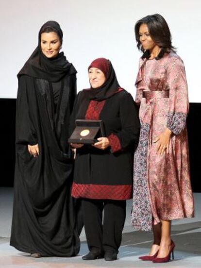 La primera dama de Estados Unidos, Michelle Obama, y la jequesa de Qatar, Mozah bint Nasser, entregaron el galardón a la profesora afgana Sakena Yacoobi.