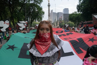 Personas marchan en Ciudad de México como muestra de solidaridad hacia el movimiento zapatista en Chiapas, el 8 de junio.