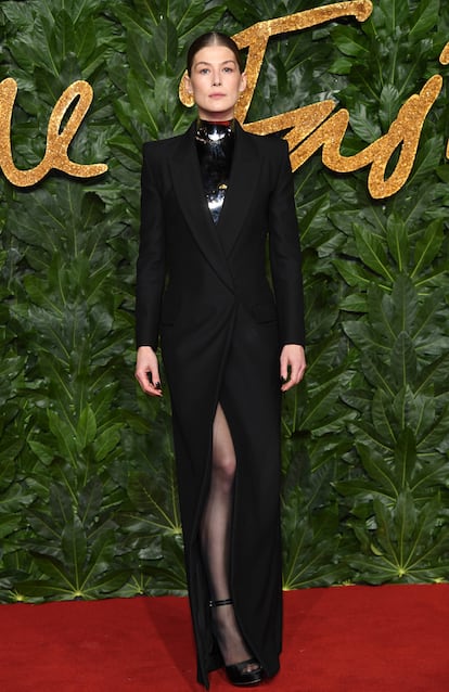 Rosamund Pike, de Givenchy Alta Costura.