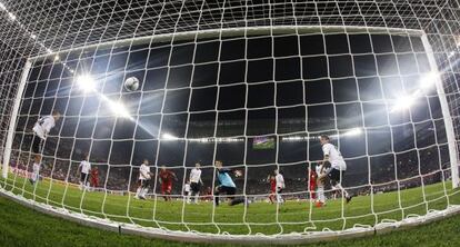 Neuer y varios jugadores de Alemania observan el bote del balón tras el disparo de Pepe al larguero