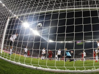 Neuer y varios jugadores de Alemania observan el bote del balón tras el disparo de Pepe al larguero