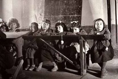 Un grupo de niñas, en una de las escuelas municipales de Madrid, fotografiadas por Cortés.