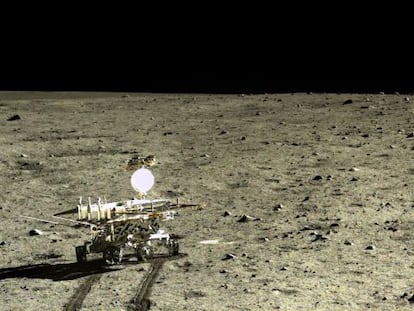 El veh&iacute;culo Yutu, fotografiado desde el m&oacute;dulo de descenso, recorri&oacute; la superficie lunar durante 32 d&iacute;as.