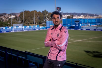 El jugador del R.C.D. Espanyol posa en la instalaciones de la ciudad deportiva del club, el 30 de enero.