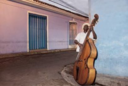 Un contrabajista tocando en una esquina de la ciudad.