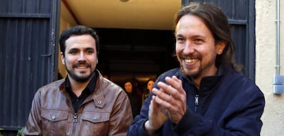 Los líderes de Podemos, Pablo Iglesias, y de IU, Alberto Garzón, tras anunciar su preacuerdo de coalición electoral.