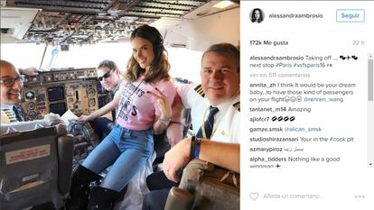 El desfile de Victoria's Secret tendrá lugar el próximo miércoles. En la imagen, Alessandra Ambrosio con los pilotos del avión privado que llevó a las modelos hasta París.