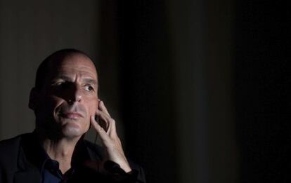 El ministro de Finanzas griego, Yanis Varufakis, durante la rueda de prensa conjunta con su hom&oacute;logo alem&aacute;n, Wolfgang Sch&auml;uble.