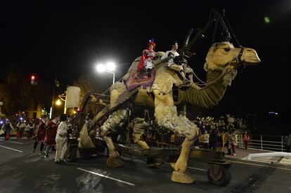 Uno de los camellos durante la cabalgata de los Reyes Magos en Valencia.