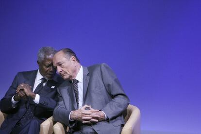 El ex presidente de Francia Jacques Chirac (derecha) conversa con Kofi Annan durante un acto de la Fundación Chirac, celebrado en 2008 en la capital francesa.