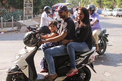 La vigente Ley de Circulación Motorizada, de los años ochenta, no obliga a que los menores lleven cascos en motocicletas y no menciona ni asientos para niños ni los cinturones especiales.