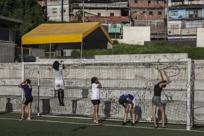 Algunas de las jugadoras se aferran a la portería para tomarse un respiro durante un entrenamiento. Cerca de 300 participan en el programa. “Nos brinda ilusión, formación y entretenimiento. El fútbol me ha generado confianza en mí misma, he vuelto a la escuela a continuar los estudios y quiero trabajar como médico. Antes no lo tenía muy claro y me dejaba llevar por mis amigas. Hoy muchas de ellas son madres o están embarazadas y a otra me la han matado en la calle”, explica Yaiza, de 15 años.