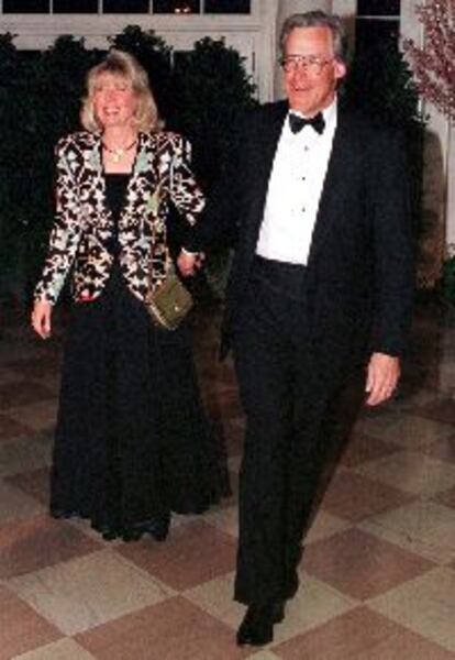 Sam Robson Walton, propietario de Wal-Mart, junto a su esposa, Carolyn, en una imagen de febrero de 1997.
