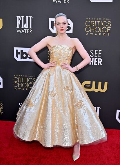 Elle Fanning apostó por un diseño palabra de honor dorado de Oscar de la Renta.