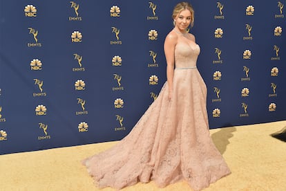 Sydney Sweeney, conocida por su papel en El cuento de la Criada, tiró de clásicos con un vestido nude de encaje y escote corazón. Lo firma Reem Acra.