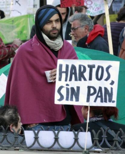 Una de las personas concentradas en la Puerta del Sol de Madrid.