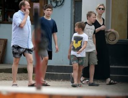 A atriz, com o marido e os três filhos, em Port Vila (Vanuatu), em julho de 2014.