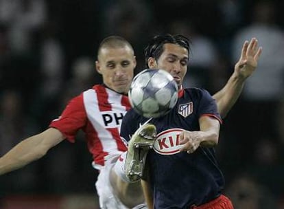 Simons y Luis García pelean por el balón.