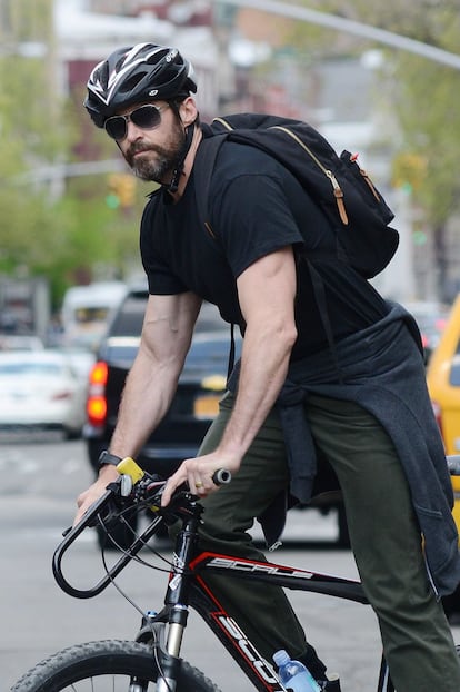 Hugh Jackman, pedaleando por Nueva York.