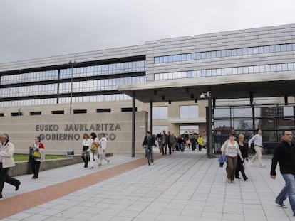 Funcionarios saliendo del edificio de la sede central de Lakua, en Vitoria