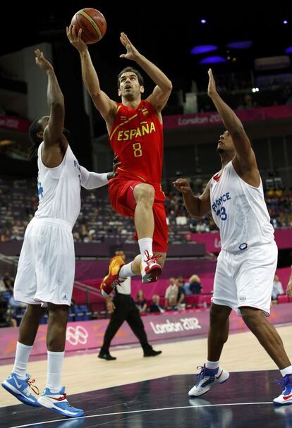 José Calderón trata de encestar mientras los franceses Ronny Turiaf (izquierda) y Boris Diaw le cubren.