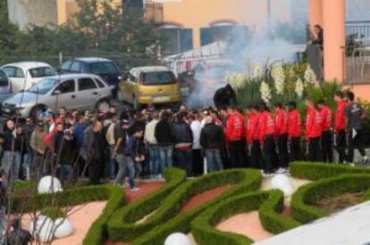Los ultras del Nocerina hablan con los jugadores antes del partido