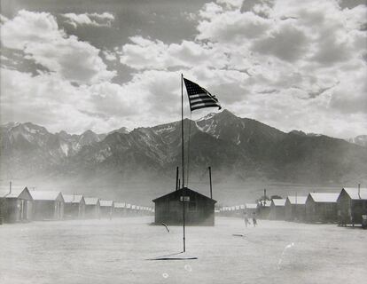 Foto: Manzanar Relocation Center, Manzanar, Califórnia, 1942. Reconhecida como uma das mulheres pioneiras da fotografia documental, cujo estilo seria definitivo na evolução deste gênero, Dorothea Lange se tornou uma das poucas fotógrafas que desfrutaram de um prestígio consolidado durante seu tempo.