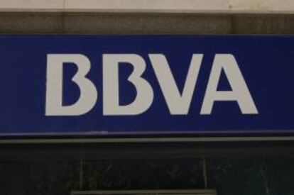 Logotipo del Banco Bilbao Vizcaya Argentaria, BBVA, en una sucursal de Sanchinarro (Madrid). EFE/Archivo