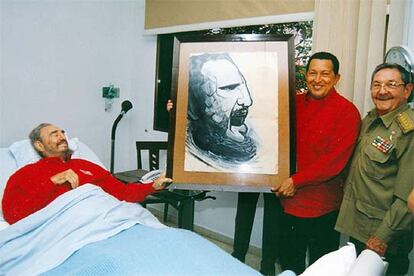 Castro, en el hospital, recibe la visita de su hermano Raúl y del presidente de Venezuela, Hugo Chávez, el pasado 14 de agosto.