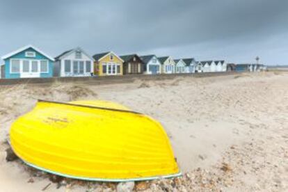 Casas de colores en la playa Hengistbury Head, en Bournemouth (Inglaterra).