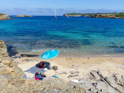 Bañistas en las playas de Tamarells (Menorca), el domingo.