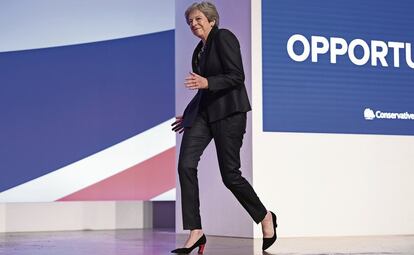 Theresa May baila mientras sube al escenario a dar su discurso durante el último día de la Conferencia del Partido Conservador, en el Centro Internacional de Convenciones de Birmingham (Reino unido) el 3 de octubre de 2018.