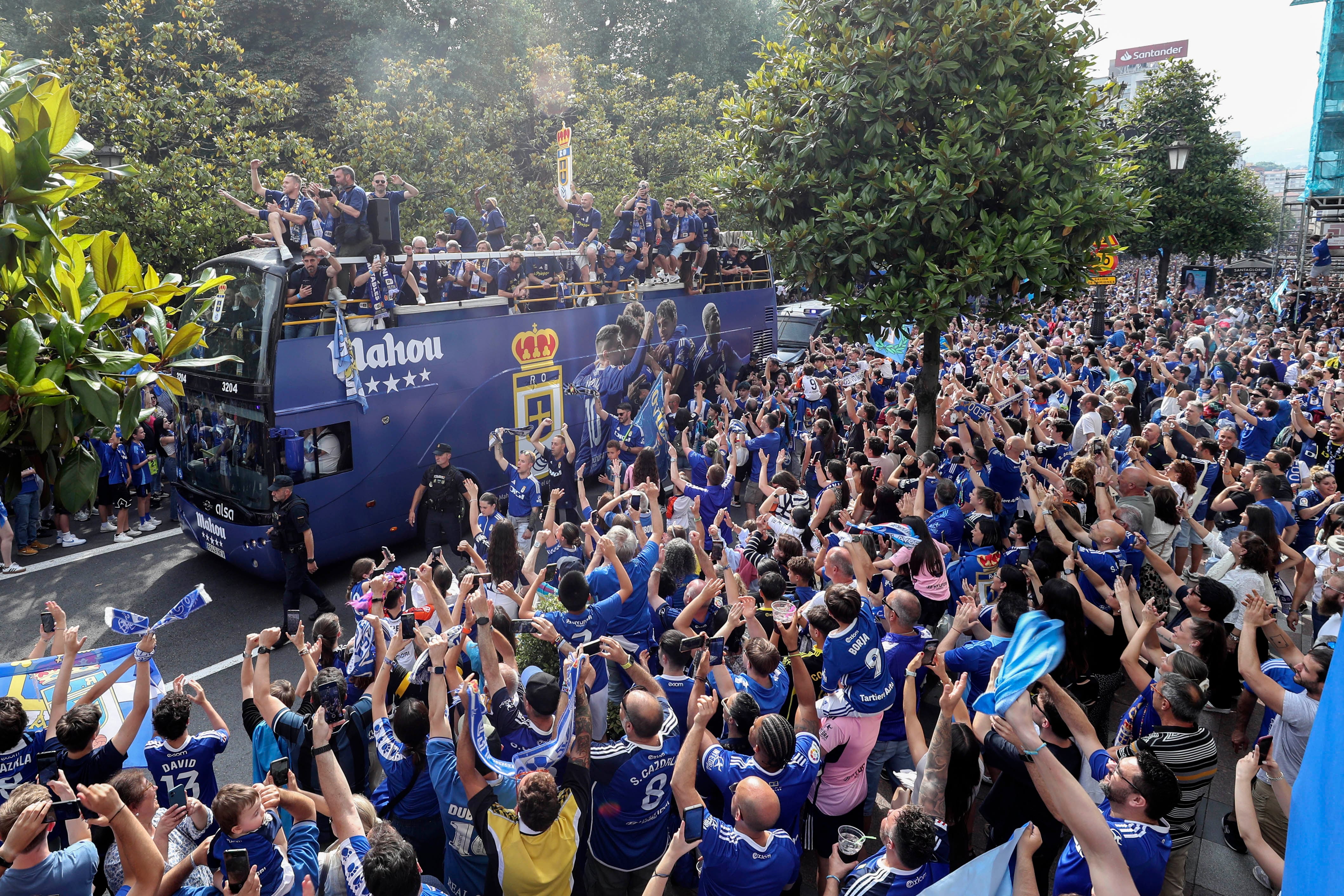El oviedismo regala al equipo su título más importante: el centenario y la promesa de otro siglo de lucha