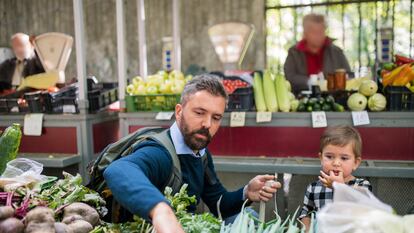 Que los padres enseñen a sus hijos a hacer elecciones alimentarias conscientes no solo mejora su salud física, también el bienestar del planeta.