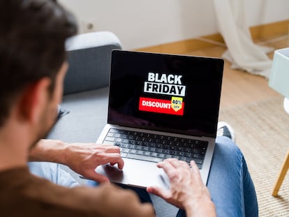 Un hombre busca ofertas de Black Friday usando su ordenador portátil.