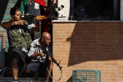 Combatientes rebeldes, durante un tiroteo en Trípoli.