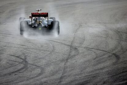 Romain Grosjean rueda bajo la lluvia en la clasificación del Gran Premio de Malasia