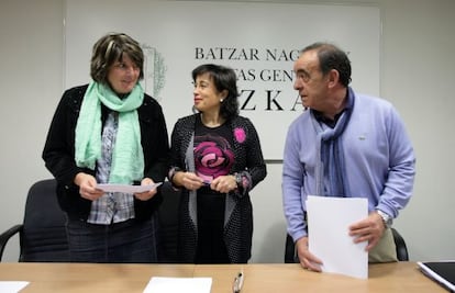 Ana Madariaga, en el centro, durante la presentación del informe sobre el Árbol de la Casa de Juntas de Gernika.
